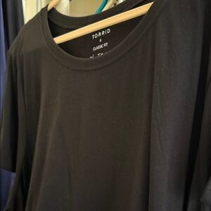 Torrid black crew short sleeve tee NWOT